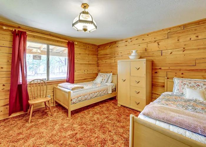 Cozy Family-Friendly Badger Retreat With Fireplace!