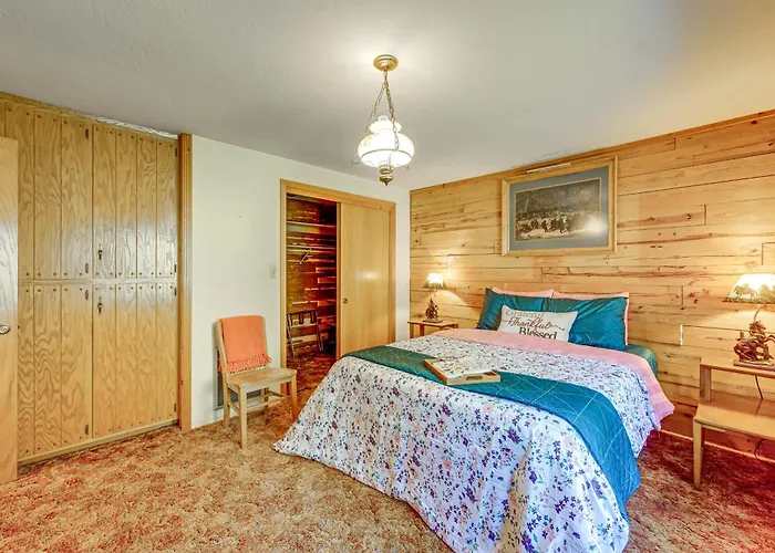 Cozy Family-Friendly Badger Retreat With Fireplace!