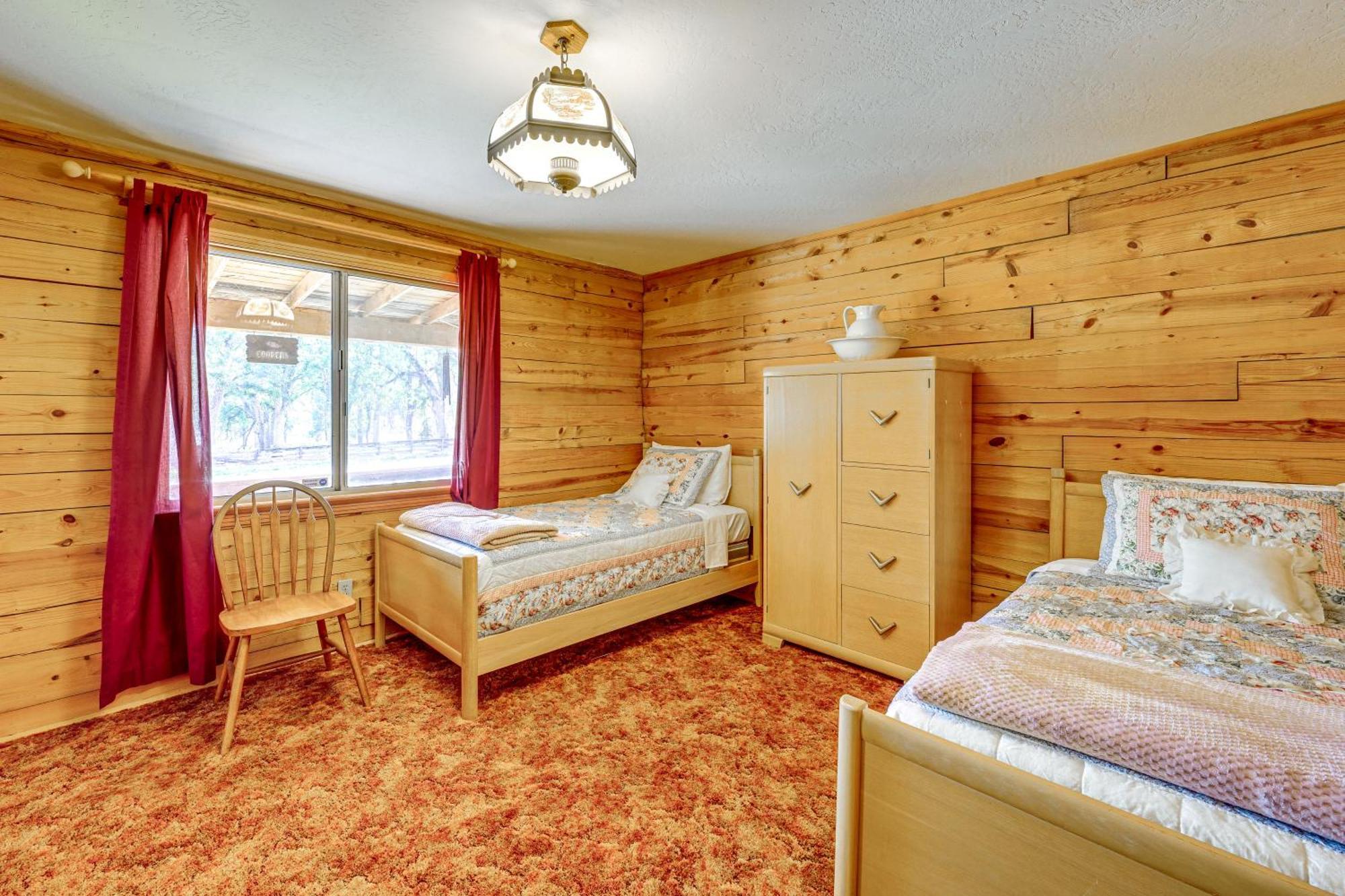 Cozy Family-friendly Retreat With Fireplace! *