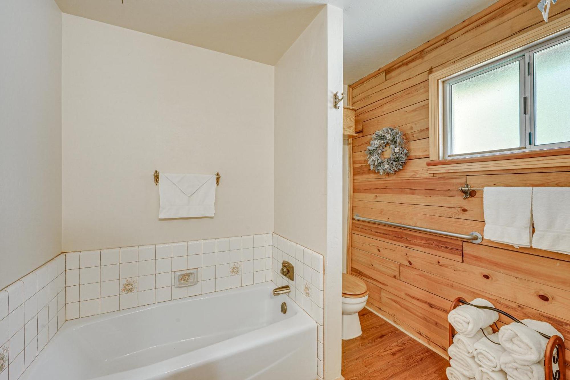Cozy Family-friendly Retreat With Fireplace!
