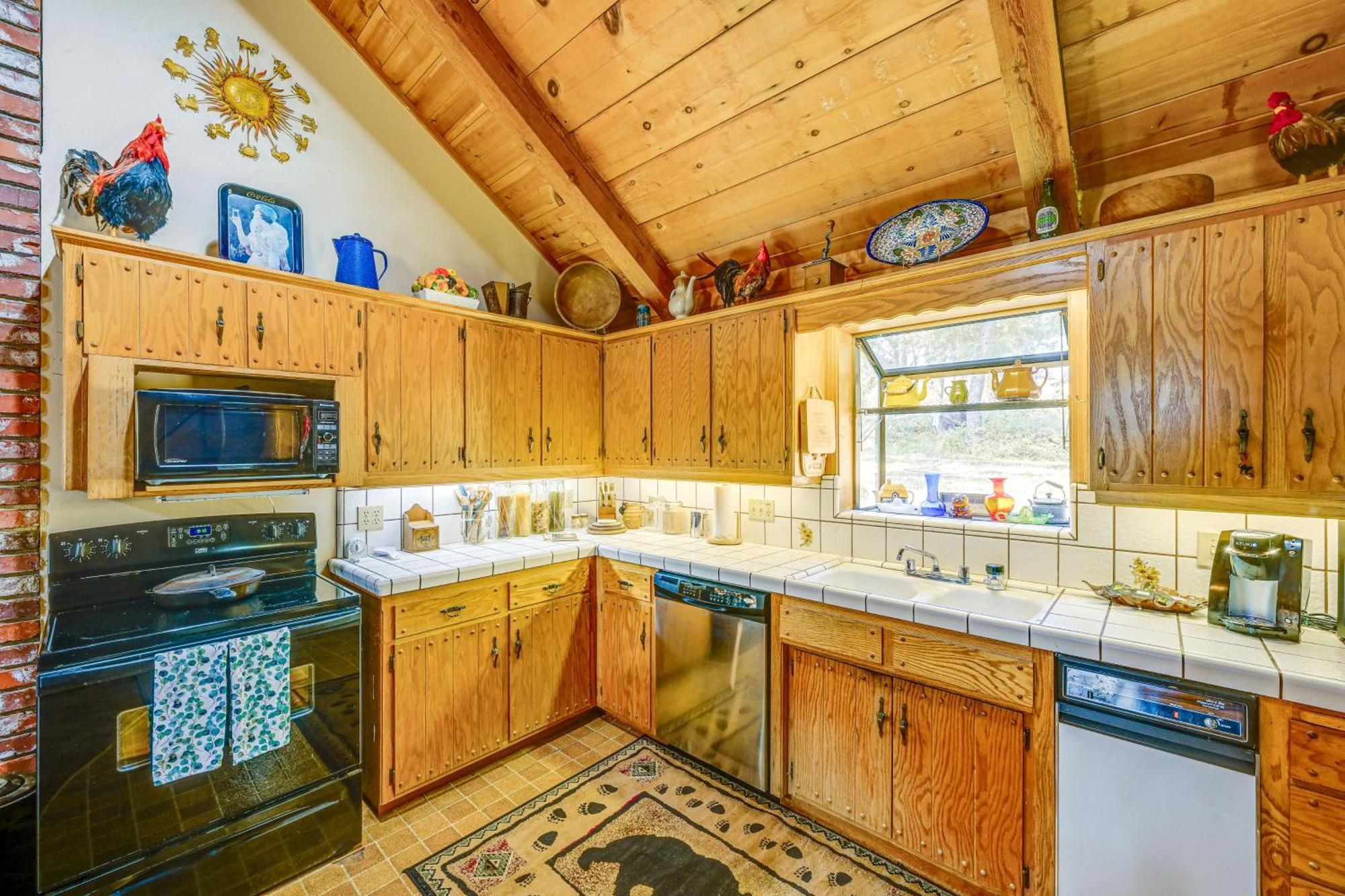 Cozy Family-friendly Retreat With Fireplace! Badger
