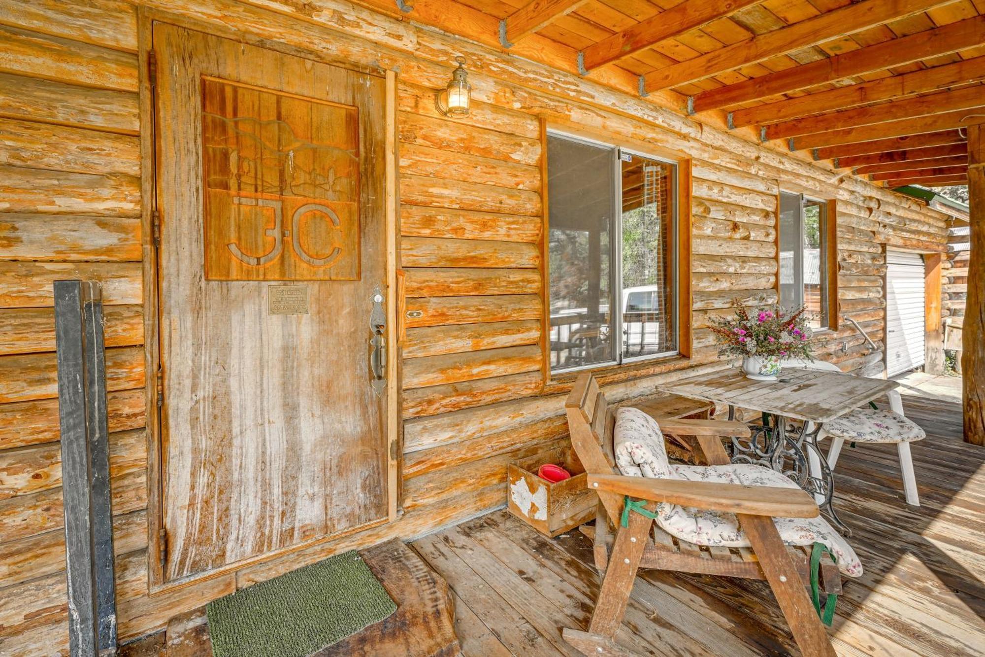 Cozy Family-friendly Retreat With Fireplace!