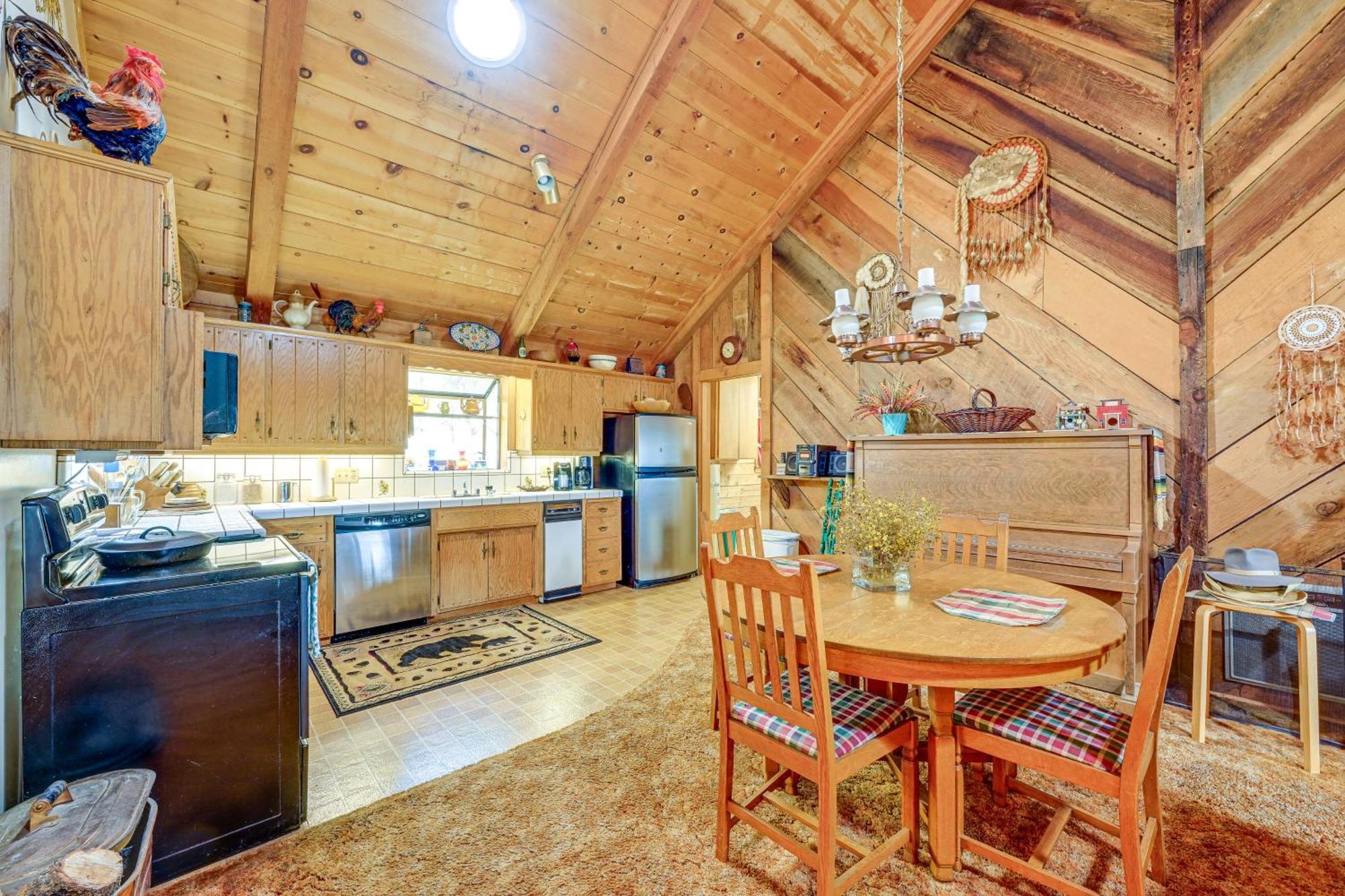Cozy Family-friendly Retreat With Fireplace! * Badger