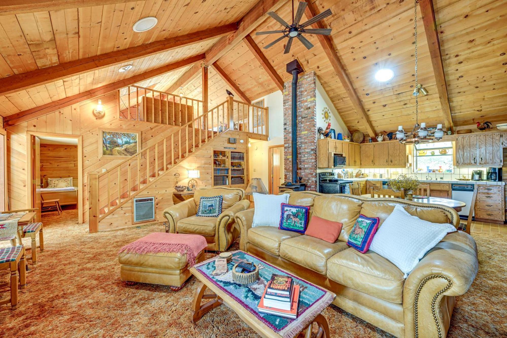 Holiday home Cozy Family-friendly Retreat With Fireplace!