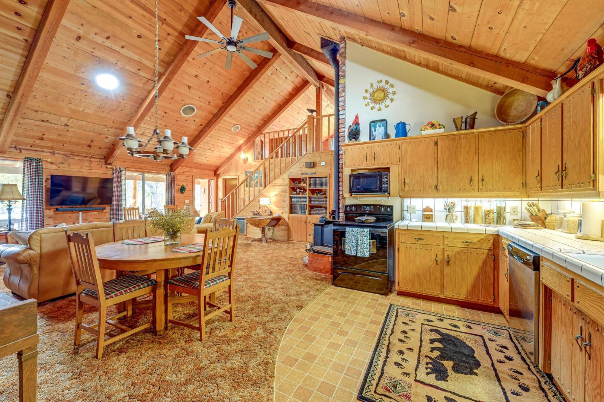 Cozy Family-friendly Retreat With Fireplace! Badger
