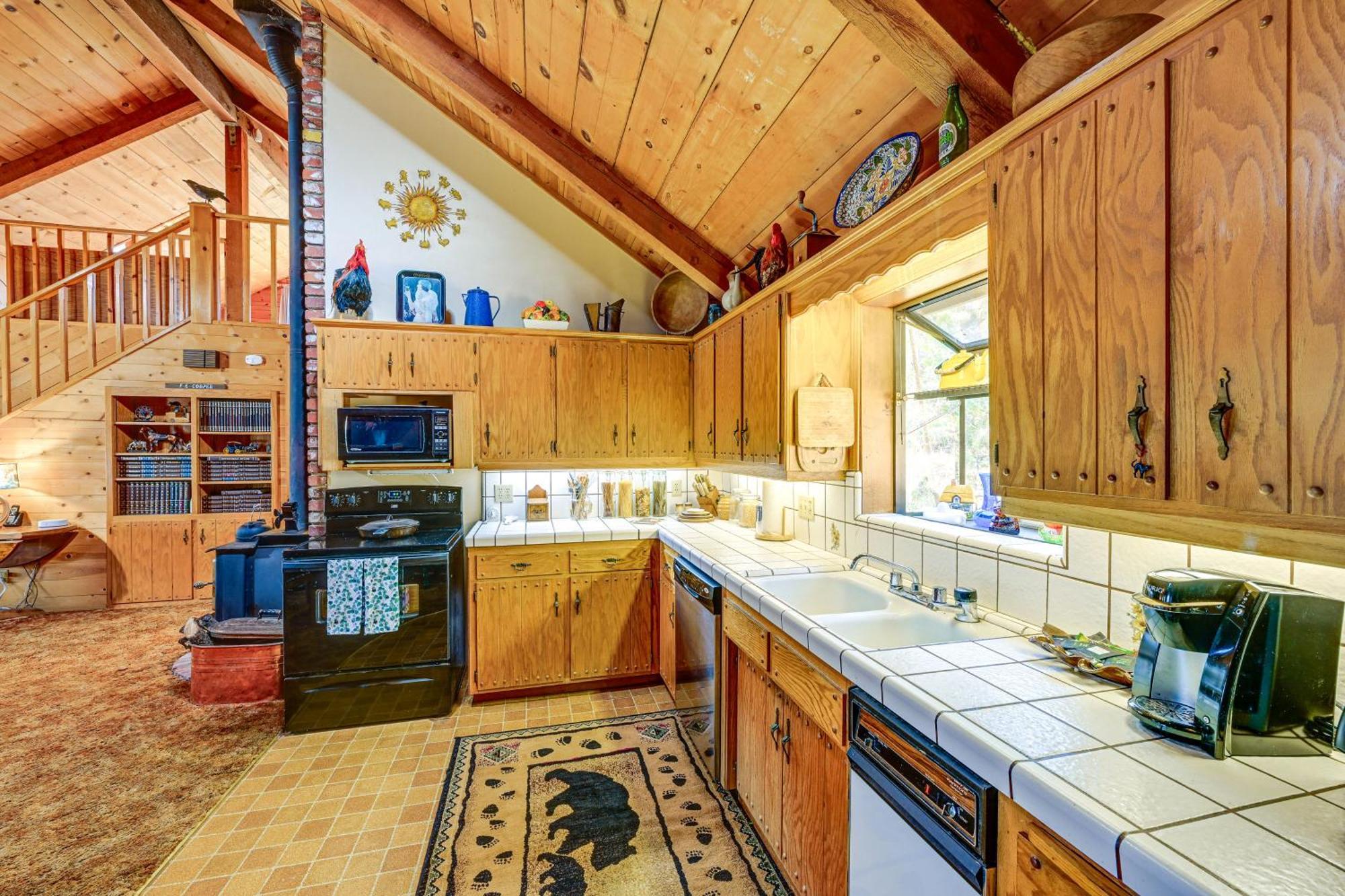 Cozy Family-friendly Retreat With Fireplace!