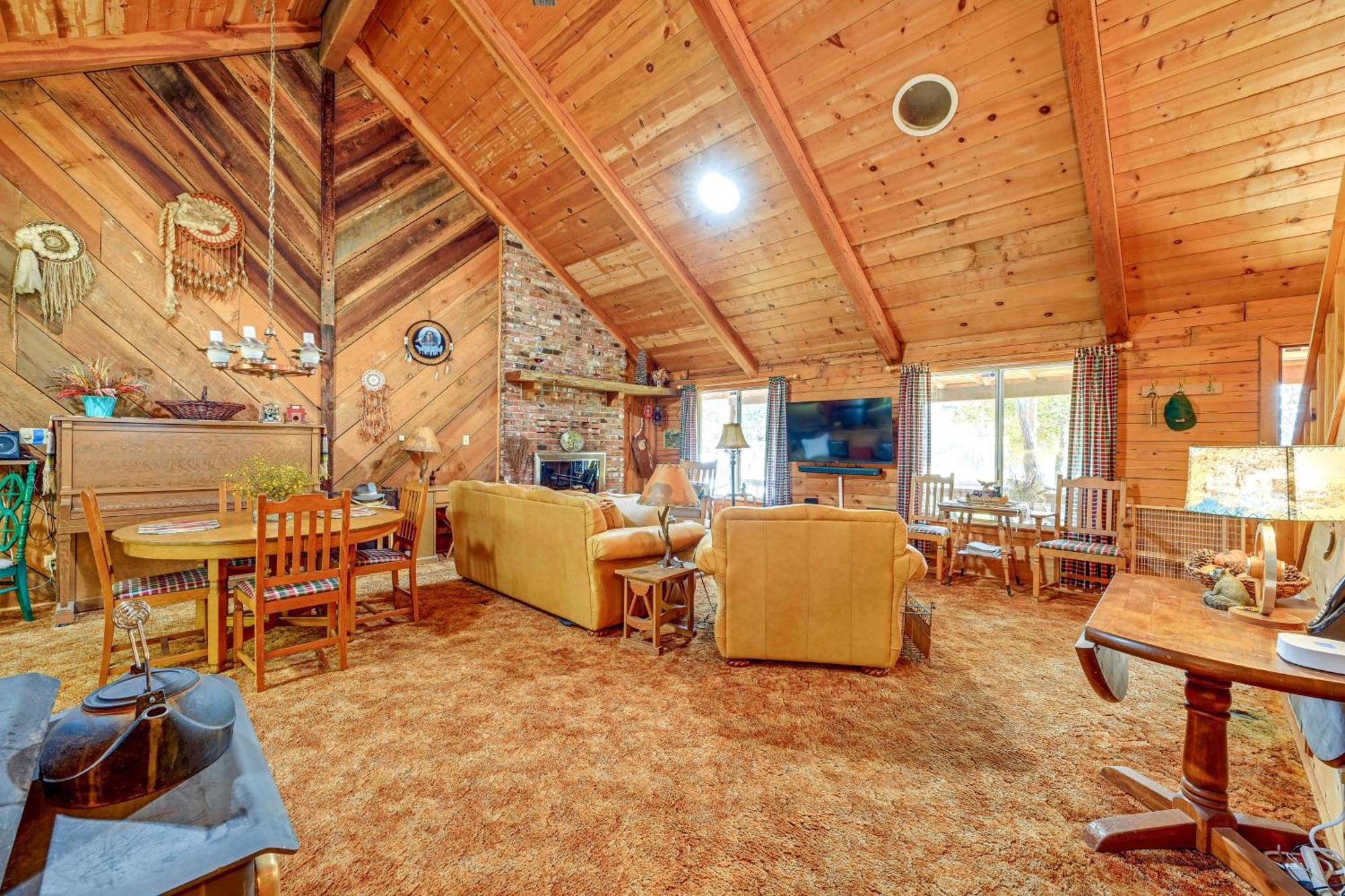 Cozy Family-friendly Retreat With Fireplace!