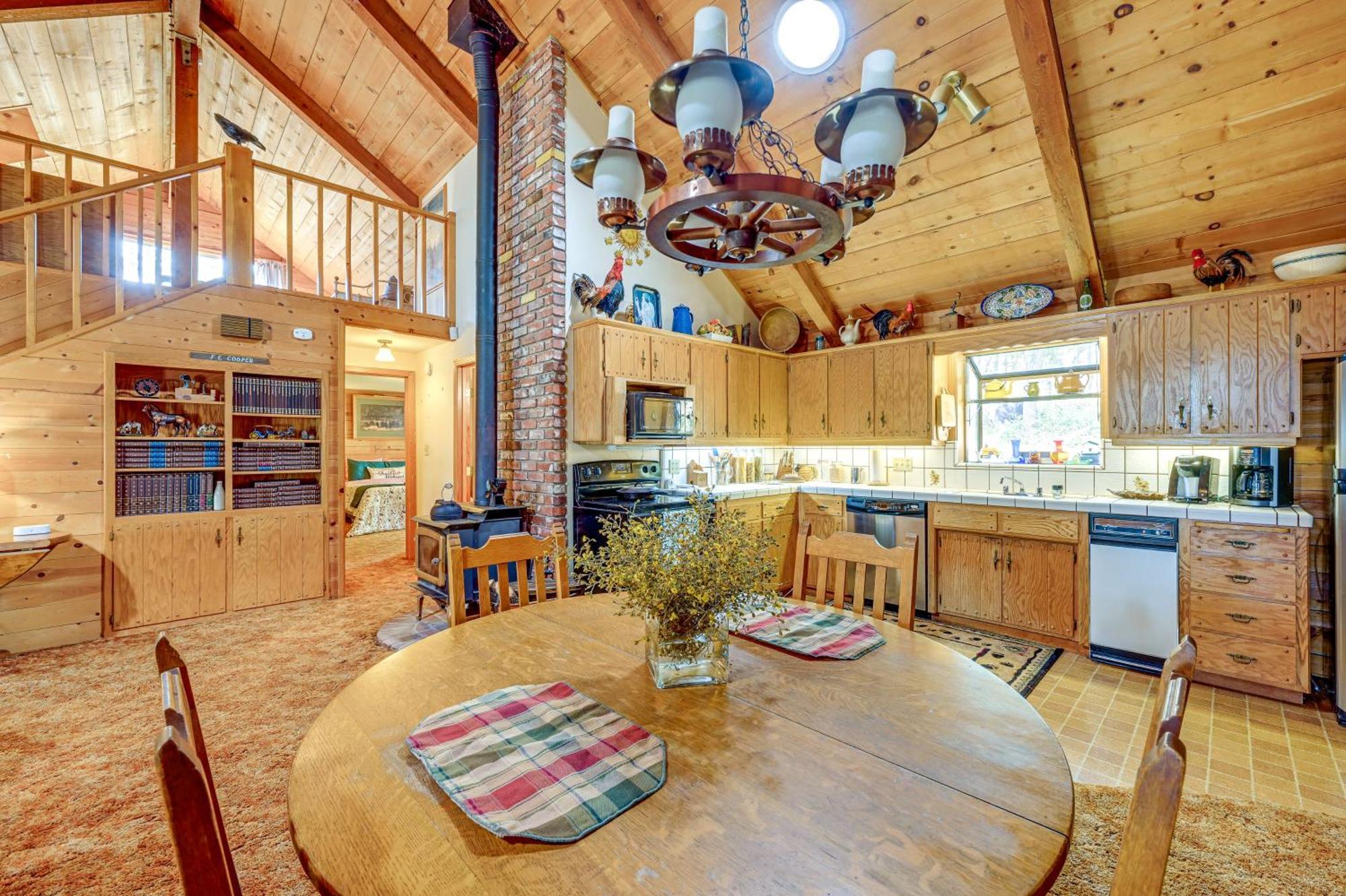 Holiday home Cozy Family-friendly Retreat With Fireplace!